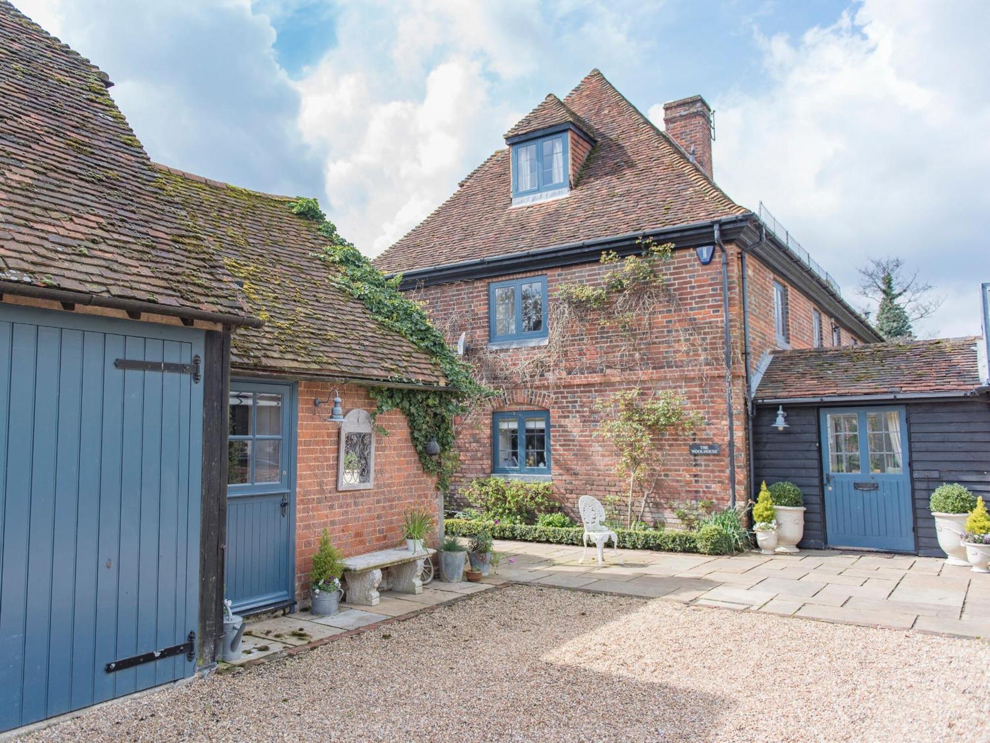 Вилла Woolhouse Barn Hunton  Экстерьер фото